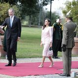 El Rey Felipe VI saluda a Giorgia Meloni muy sonriente en presencia de la Reina Letizia