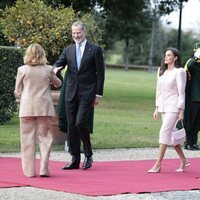 El Rey Felipe VI saluda a Giorgia Meloni muy sonriente en presencia de la Reina Letizia