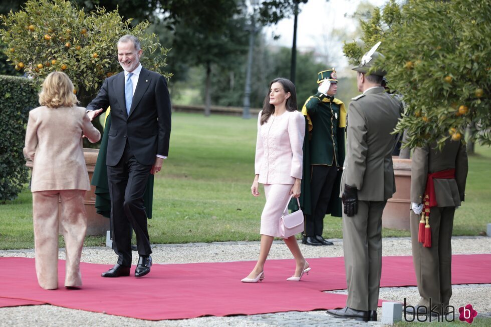 El Rey Felipe VI saluda a Giorgia Meloni muy sonriente en presencia de la Reina Letizia