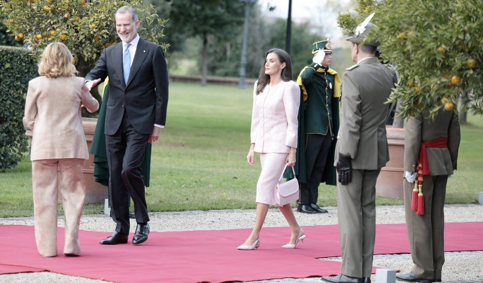 El Rey Felipe VI saluda a Giorgia Meloni muy sonriente en presencia de la Reina Letizia