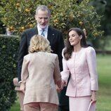 La Reina Letizia saluda a Giorgia Meloni en presencia del Rey Felipe VI