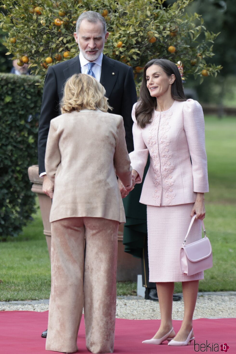 La Reina Letizia saluda a Giorgia Meloni en presencia del Rey Felipe VI