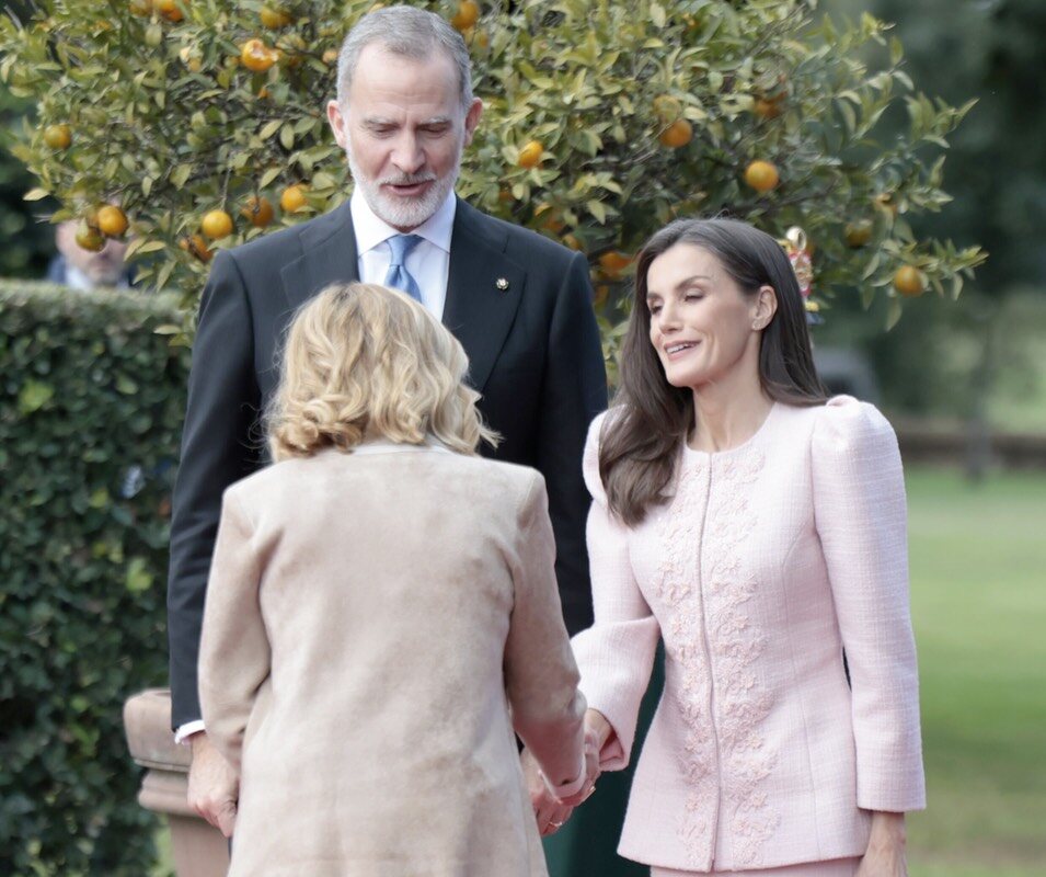 La Reina Letizia saluda a Giorgia Meloni en presencia del Rey Felipe VI