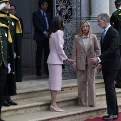 Los Reyes Felipe y Letizia y Georgia Meloni sin saber cómo colocarse para una foto antes del almuerzo por la Visita de Estado de los Reyes de España a Ital