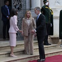 Los Reyes Felipe y Letizia y Georgia Meloni sin saber cómo colocarse para una foto antes del almuerzo por la Visita de Estado de los Reyes de España a Ital