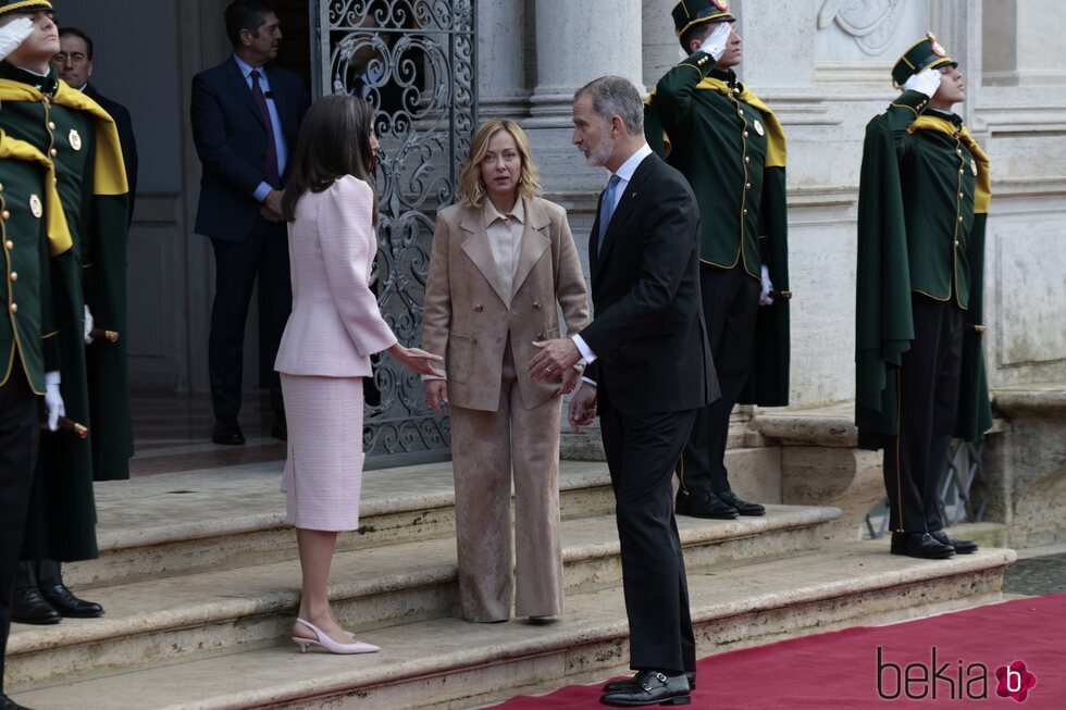 Los Reyes Felipe y Letizia y Georgia Meloni sin saber cómo colocarse para una foto antes del almuerzo por la Visita de Estado de los Reyes de España a Ital