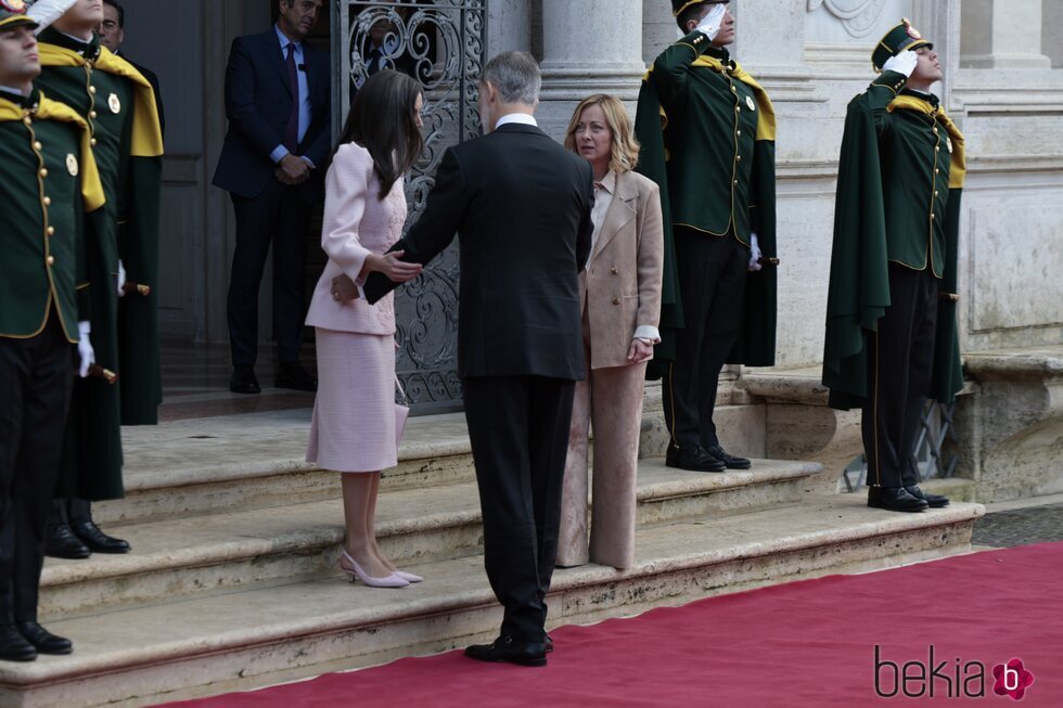 Los Reyes Felipe y Letizia, con problemas de protocolo ante Giorgia Meloni en su Visita de Estado a Italia