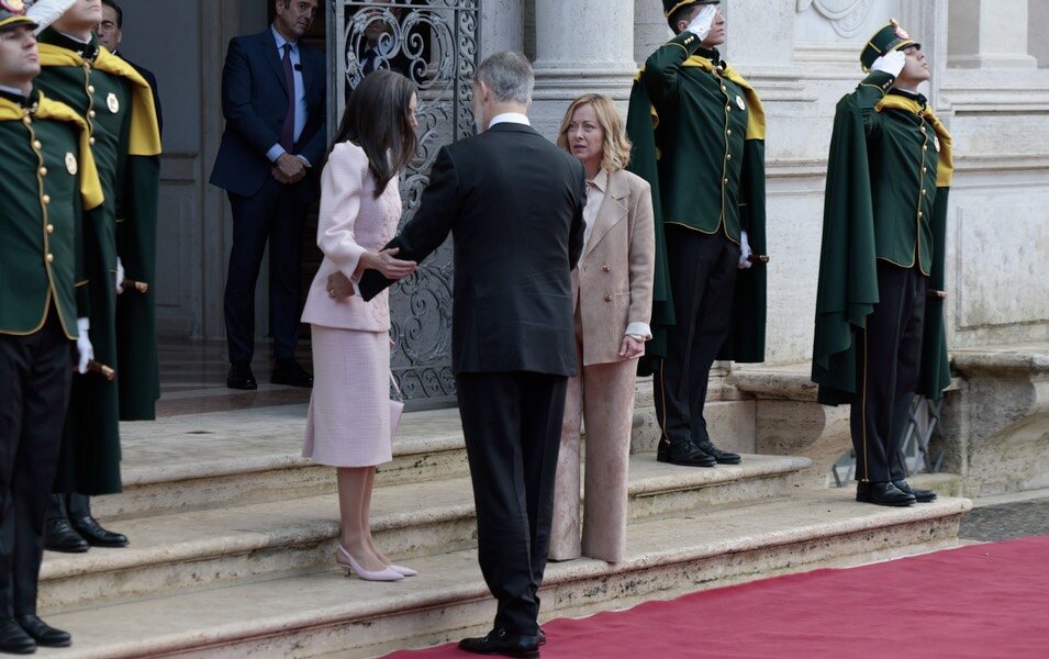 Los Reyes Felipe y Letizia, con problemas de protocolo ante Giorgia Meloni en su Visita de Estado a Italia