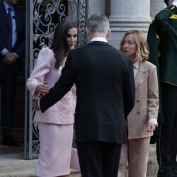 El Rey Felipe VI dando indicaciones a la Reina Letizia para colocarse en presencia de Giorgia Meloni en su Visita de Estado a Italia