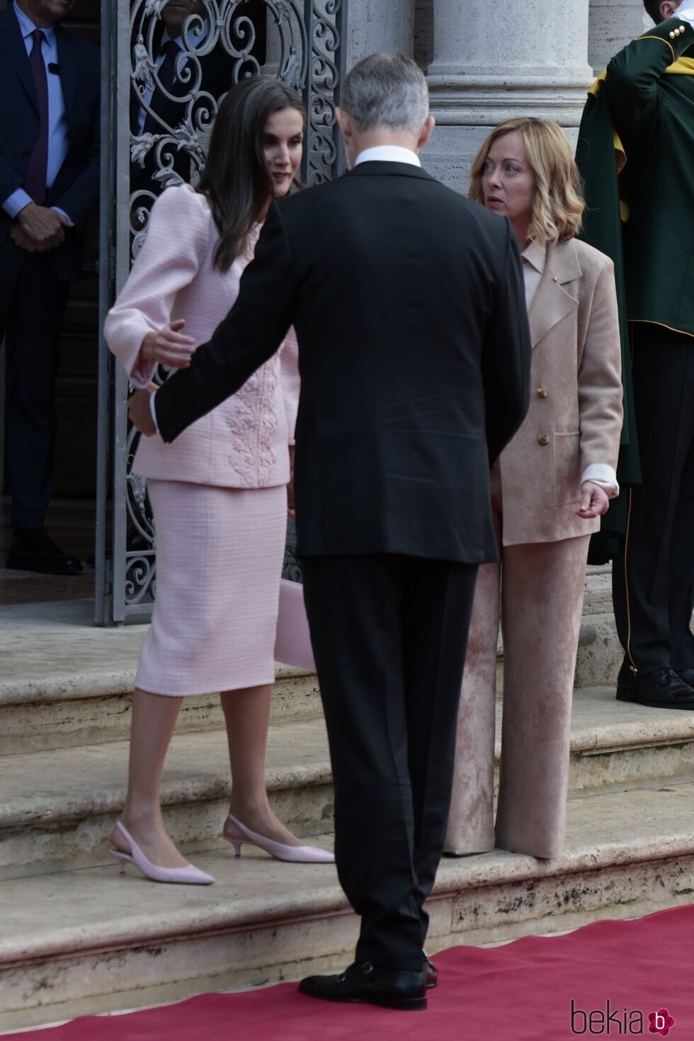 El Rey Felipe VI dando indicaciones a la Reina Letizia para colocarse en presencia de Giorgia Meloni en su Visita de Estado a Italia