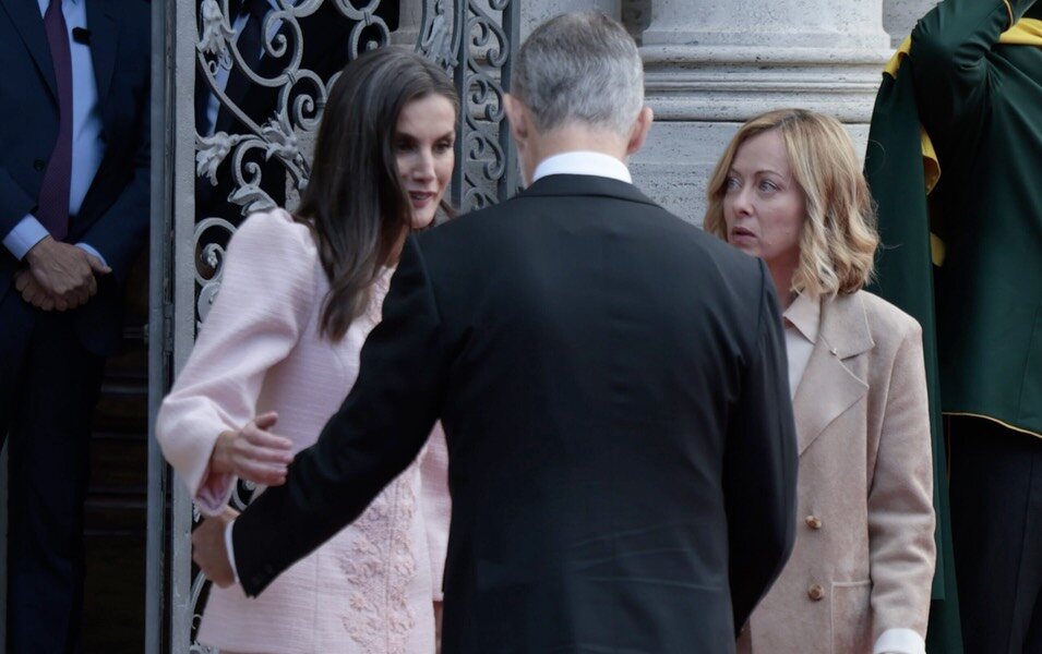 El Rey Felipe VI dando indicaciones a la Reina Letizia para colocarse en presencia de Giorgia Meloni en su Visita de Estado a Italia