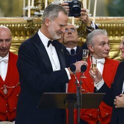 El Rey Felipe VI y Sergio Mattarella brindando en la cena de gala por la Visita de Estado de los Reyes de España a Italia