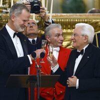 El Rey Felipe VI y Sergio Mattarella brindando en la cena de gala por la Visita de Estado de los Reyes de España a Italia