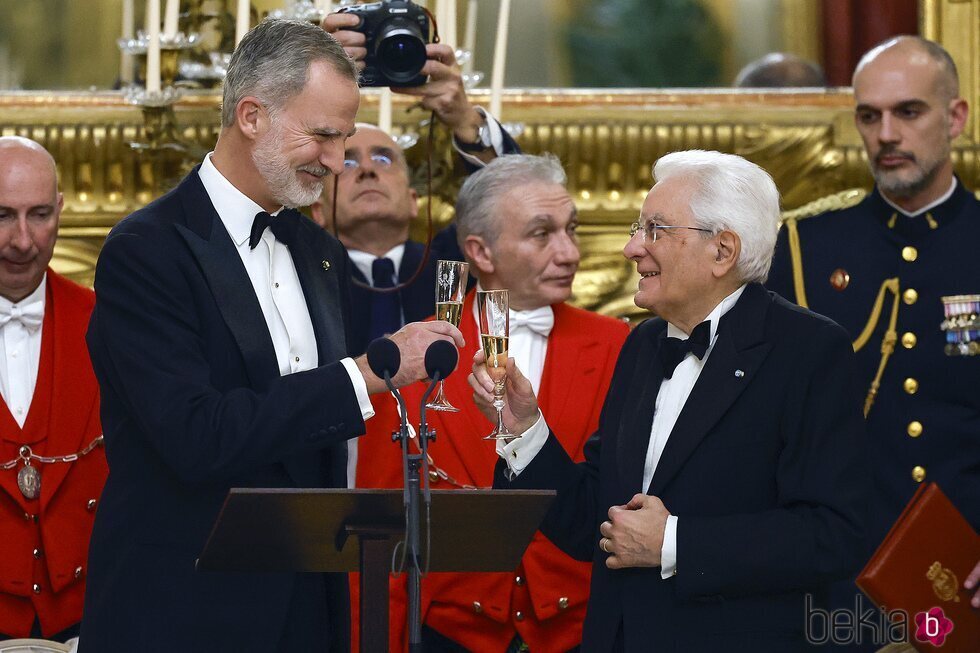 El Rey Felipe VI y Sergio Mattarella brindando en la cena de gala por la Visita de Estado de los Reyes de España a Italia