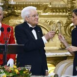 La Reina Letizia y Sergio Mattarella brindando en la cena de gala por la Visita de Estado de los Reyes de España a Italia