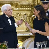 La Reina Letizia y Sergio Mattarella brindando en la cena de gala por la Visita de Estado de los Reyes de España a Italia