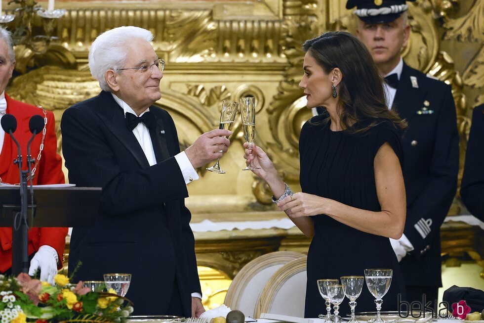 La Reina Letizia y Sergio Mattarella brindando en la cena de gala por la Visita de Estado de los Reyes de España a Italia