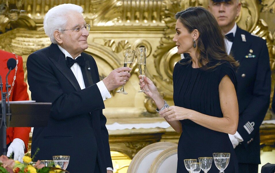 La Reina Letizia y Sergio Mattarella brindando en la cena de gala por la Visita de Estado de los Reyes de España a Italia