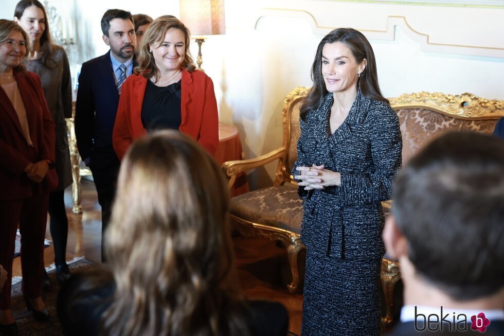 La Reina Letizia con trabajadores españoles de la FAO en Roma en su Visita de Estado a Italia