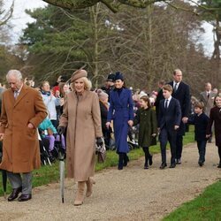 Los Reyes Carlos y Camilla, los Príncipes de Gales y sus hijos y Mia Tindall en la Misa de Navidad 2023