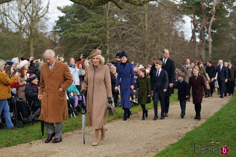 Los Reyes Carlos y Camilla, los Príncipes de Gales y sus hijos y Mia Tindall en la Misa de Navidad 2023