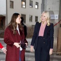 Mette-Marit de Noruega e Ingrid Alexandra de Noruega hablando en su visita al Hospital de Drammen