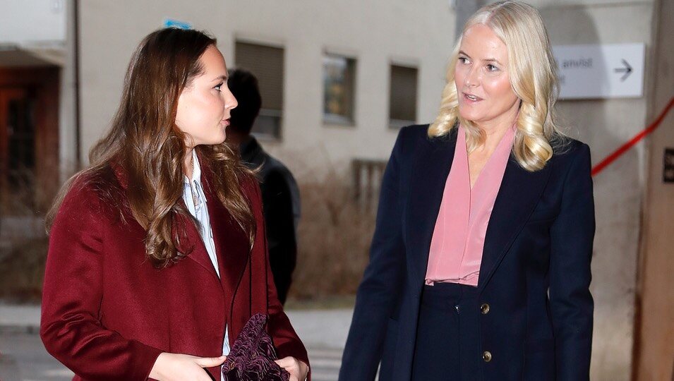 Mette-Marit de Noruega e Ingrid Alexandra de Noruega hablando en su visita al Hospital de Drammen