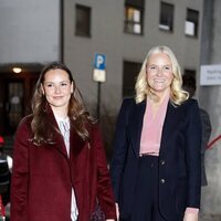 Mette-Marit de Noruega e Ingrid Alexandra de Noruega en su visita al Hospital de Drammen