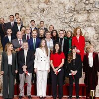 La Infanta Sofía, con todos los premiados del premio del concurso de fotografía del que ha hecho entrega en su primer acto en solitario