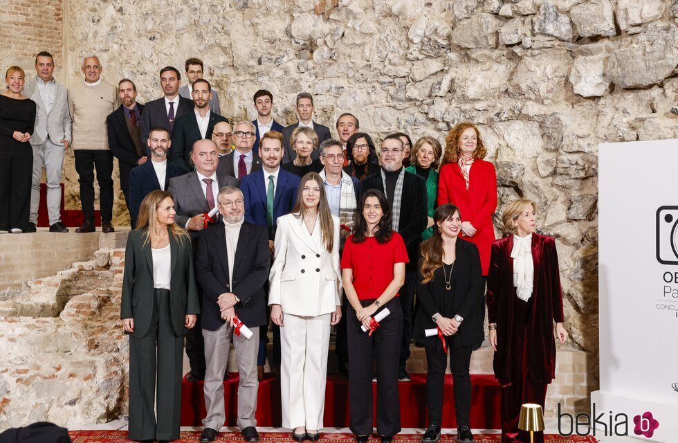 La Infanta Sofía, con todos los premiados del premio del concurso de fotografía del que ha hecho entrega en su primer acto en solitario