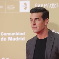 Mario Casas posando en los Premios Forqué 2024