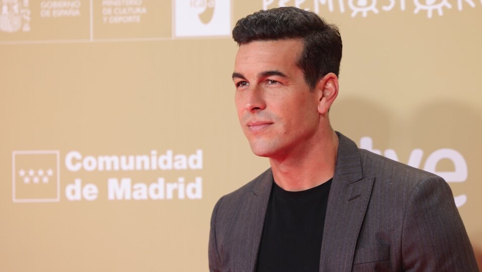 Mario Casas posando en los Premios Forqué 2024