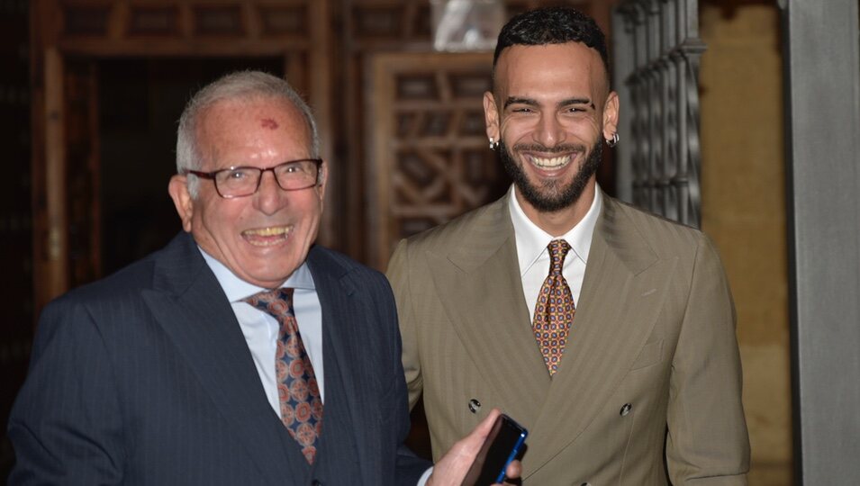 Manuel Cortés con su abuelo en el bautizo del hijo de Alma Bollo