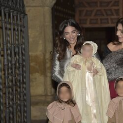 Alma Bollo y su madre Raquel Bollo con sus hijos y sobrina en el bautizo de Miguel