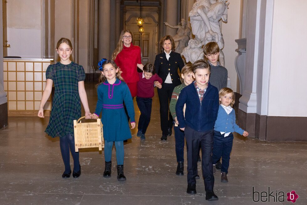 Silvia de Suecia y sus nietos con decoración navideña a su llegada a la recogida de árboles de Navidad