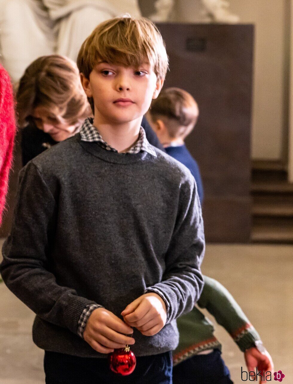 Nicolas de Suecia con un adorno navideño en la recogida de árboles de Navidad en el Palacio Real de Estocolmo