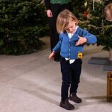 Julian de Suecia y Leonore de Suecia con decoración navideña en la recogida de árboles de Navidad