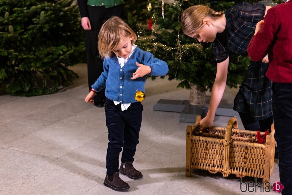 Julian de Suecia y Leonore de Suecia con decoración navideña en la recogida de árboles de Navidad