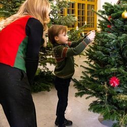 Gabriel de Suecia decorando un árbol de Navidad en la recogida de árboles de Navidad en el Palacio Real de Estocolmo