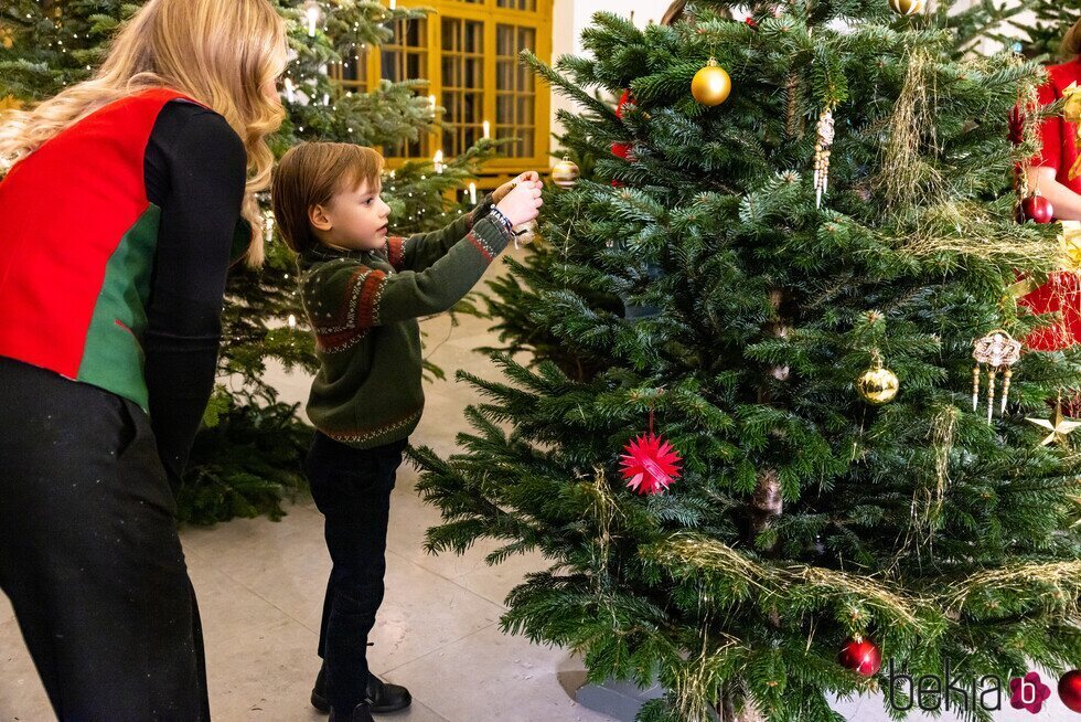 Gabriel de Suecia decorando un árbol de Navidad en la recogida de árboles de Navidad en el Palacio Real de Estocolmo