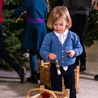 Julian de Suecia con decoración navideña en la recogida de árboles de Navidad