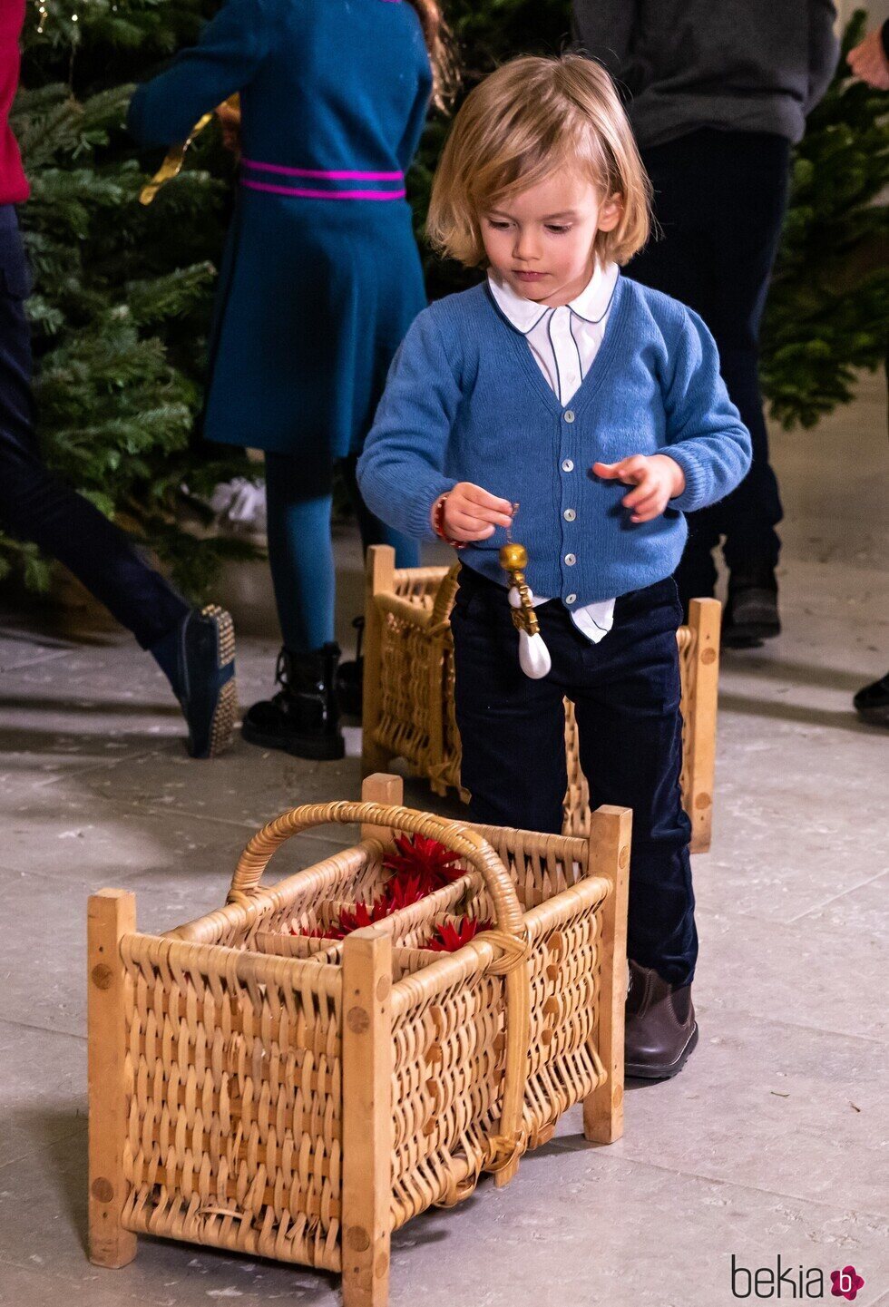 Julian de Suecia con decoración navideña en la recogida de árboles de Navidad