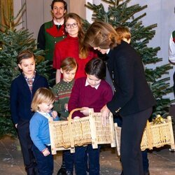 Silvia de Suecia y sus nietos Estelle, Oscar, Alexander, Gabriel y Julian en la recogida de árboles de Navidad