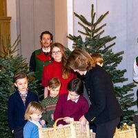 Silvia de Suecia y sus nietos Estelle, Oscar, Alexander, Gabriel y Julian en la recogida de árboles de Navidad