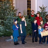 Silvia de Suecia y sus nietos escogiendo adornos navideños en la recogida de árboles de Navidad