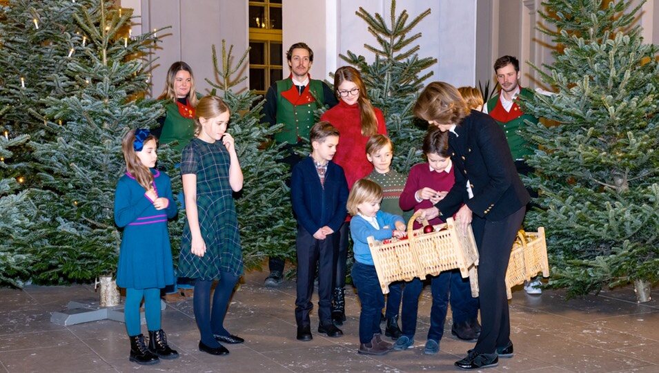 Silvia de Suecia y sus nietos escogiendo adornos navideños en la recogida de árboles de Navidad