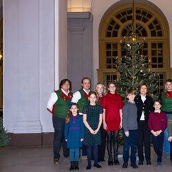 Silvia de Suecia y sus ocho nietos en la recogida de árboles de Navidad en el Palacio Real de Estocolmo