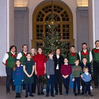 Silvia de Suecia y sus ocho nietos en la recogida de árboles de Navidad en el Palacio Real de Estocolmo