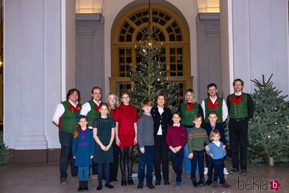 Silvia de Suecia y sus ocho nietos en la recogida de árboles de Navidad en el Palacio Real de Estocolmo