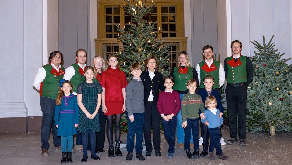 Silvia de Suecia y sus ocho nietos en la recogida de árboles de Navidad en el Palacio Real de Estocolmo